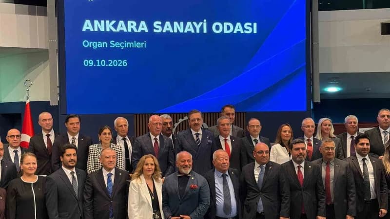 TOBB Başkanı Rifat Hisarcıklıoğlu Ankara Sanayi Odası seçimlerinde oy kullanırken