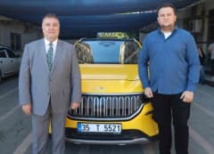 İzmir’de yerli ve milli otomobil TOGG ile yenilenen taksi aracı yolda hizmet verirken