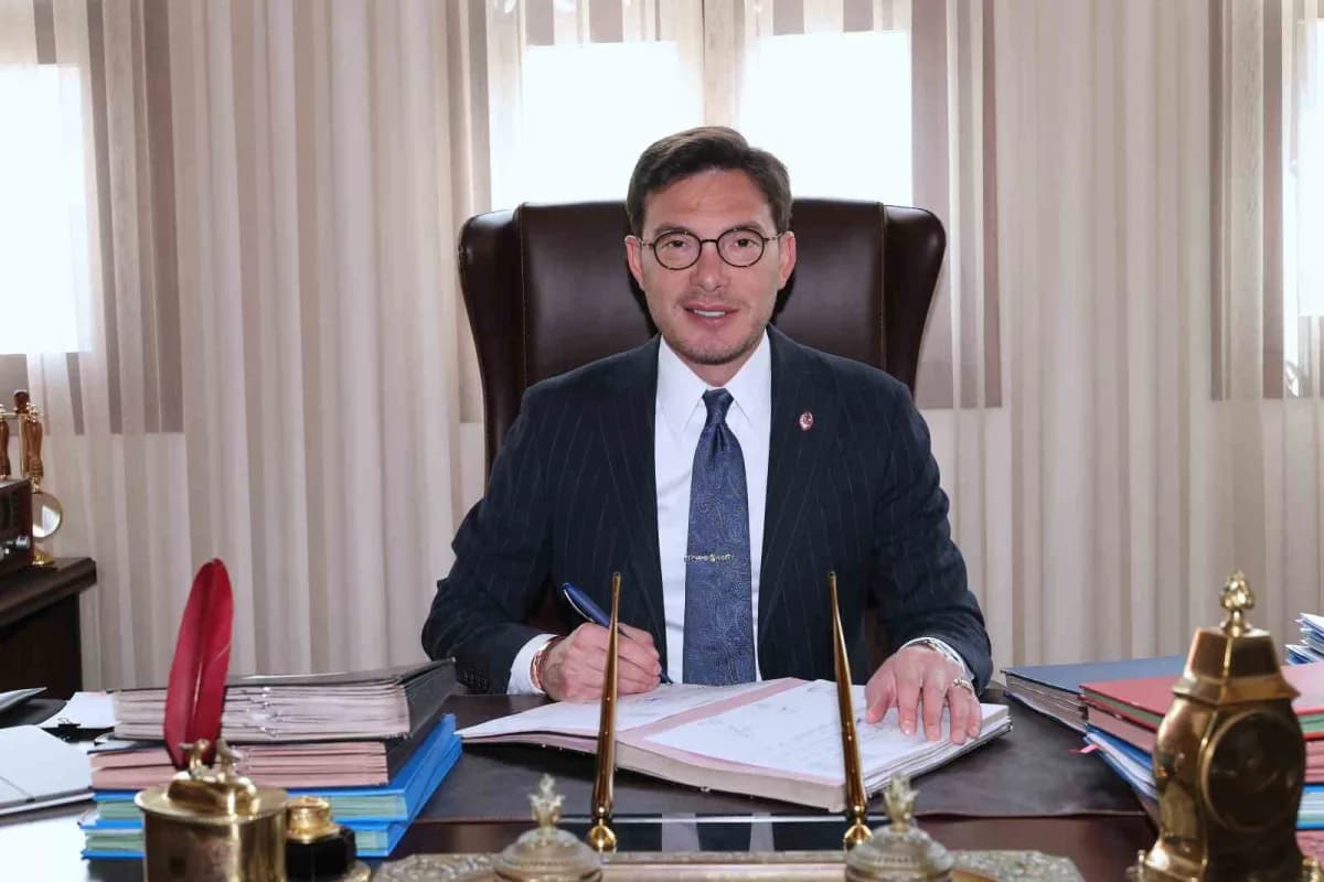 Tokat Belediyesi Kariyer ve İstihdam Merkezi TOKKİM binası önünde iş arayanlar ve işverenler
