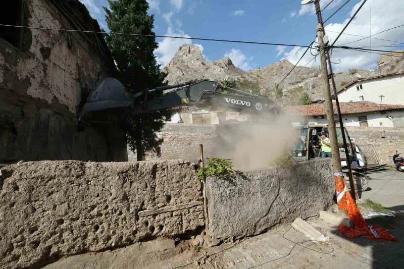 Tokat'ta dört mahalleyi kapsayan Kentsel Dönüşüm projesinde, anlaşma sağlanan hak sahiplerine ait binaların yıkımına baş