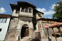 Tokat’ta kentsel dönüşüm kapsamında yıkım çalışmaları sırasında iş makinesi ve Belediye Başkanı Mehmet Kemal Yazıcıoğlu