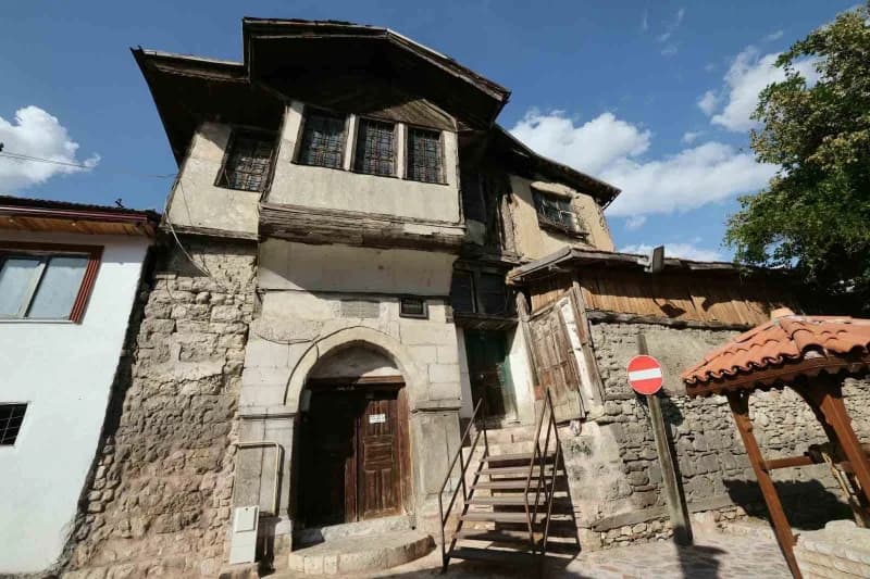 Tokat’ta kentsel dönüşüm kapsamında yıkım çalışmaları sırasında iş makinesi ve Belediye Başkanı Mehmet Kemal Yazıcıoğlu