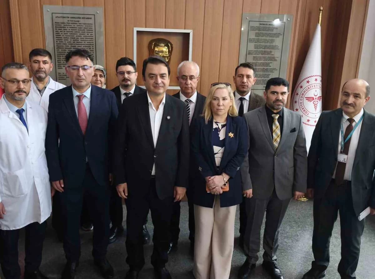 Hastaları ziyaret eden Vali Abdullah Köklü (Soldan üçüncü), başvurular ve alınan tedbirlere ilişkin açıklamalarda bulund