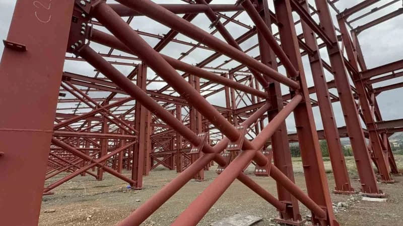 Tokat’ta 550 dönümlük alanda yapımı süren, 595 iş yerinin bulunacağı Yeni Nesil Tokat Yeşil Sanayi Sitesi’nde betonarme