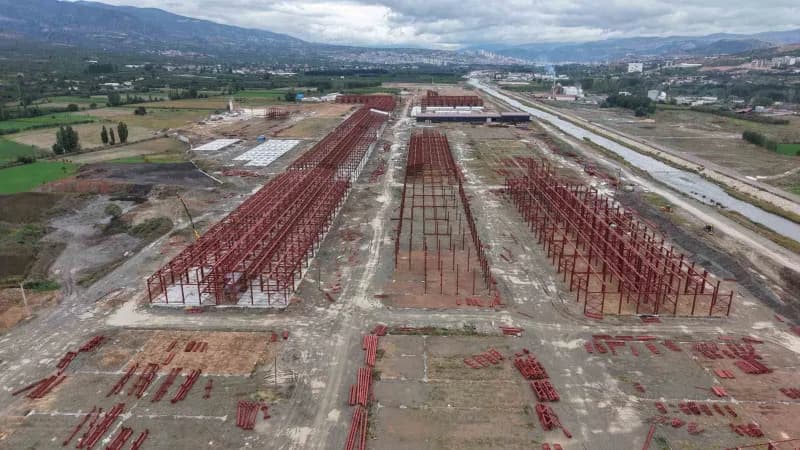 Tokat’ta 550 dönümlük alanda yapımı süren, 595 iş yerinin bulunacağı Yeni Nesil Tokat Yeşil Sanayi Sitesi’nde betonarme