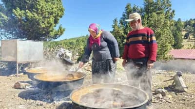 Toroslar’da Taşkesiği Yaylası’nda doğal yaşam ve organik harnup pekmezi üretimi yapan Gani Şahin