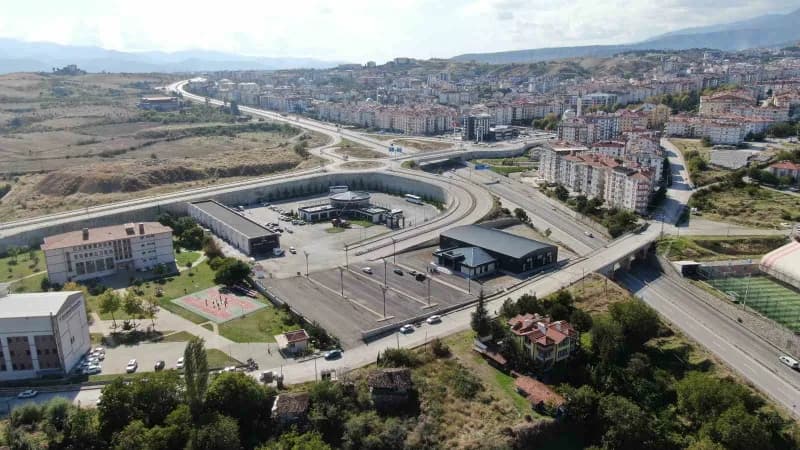 Kastamonu’nun Tosya ilçesinde yapımı bir süredir devam eden yeni düğün salonunda çalışmalar tamamlandı.