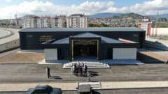 Tosya'da yeni tamamlanan bölgenin en büyük düğün salonunun dış cephesi ve çevresindeki otopark alanı
