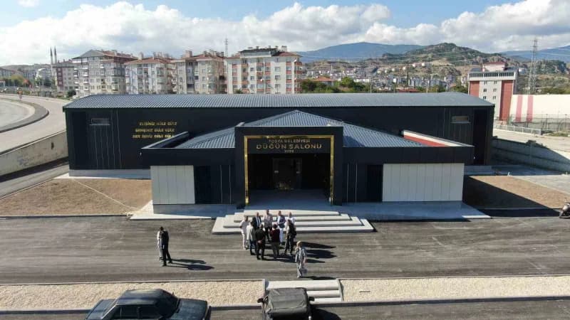 Tosya'da yeni tamamlanan bölgenin en büyük düğün salonunun dış cephesi ve çevresindeki otopark alanı