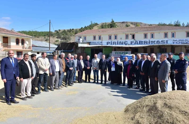 Hasadın ardından protokol üyeleri, Tosya Pirinç Fabrikasını ziyaret ederek, üretim safhası hakkında bilgiler aldı ve bur