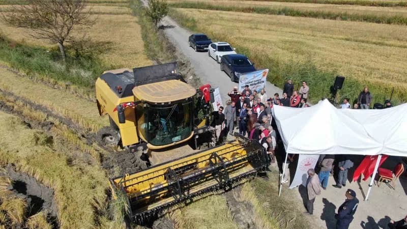 Protokol üyeleri, biçerdöverin üzerine çıkarak hasada katıldı.