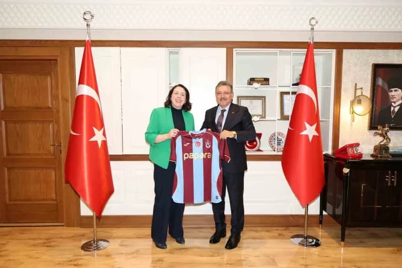 Trabzon Büyükşehir Belediye Başkanı Ahmet Metin Genç, konuklarına trabzonspor forması hediye etti