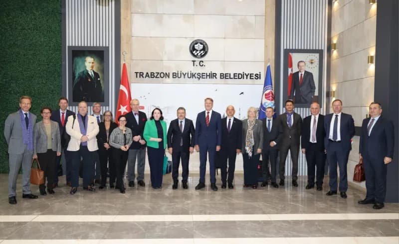 Trabzon Büyükşehir Belediye Başkanı Ahmet Metin Genç, AB büyükelçileri ile toplantıda şehrin potansiyelini anlatıyor