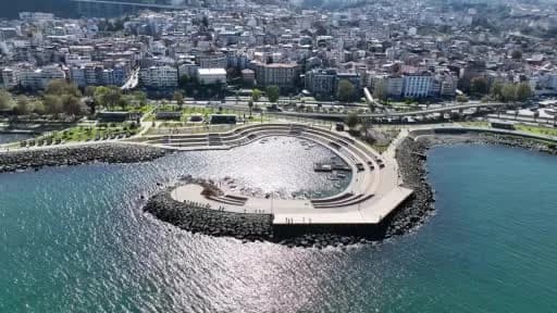 Trabzon’da Eylül ayında yoğun yağış sonrası şehir manzarası ve yağmur bulutları