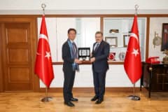 Japonya Ankara Büyükelçisi Tamura Masami ve Trabzon Büyükşehir Belediye Başkanı Ahmet Metin Genç görüşme sırasında