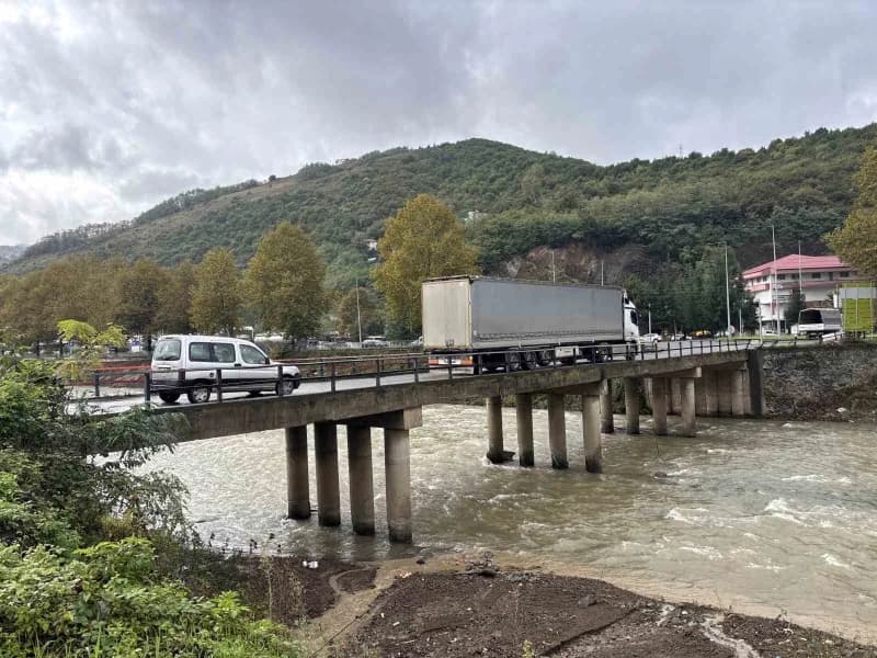 Trabzon’un Ortahisar ilçesinde yaklaşık 40 yıl önce yapılan köprünün dökülen betonları nedeniyle demirleri ortaya çıktı.