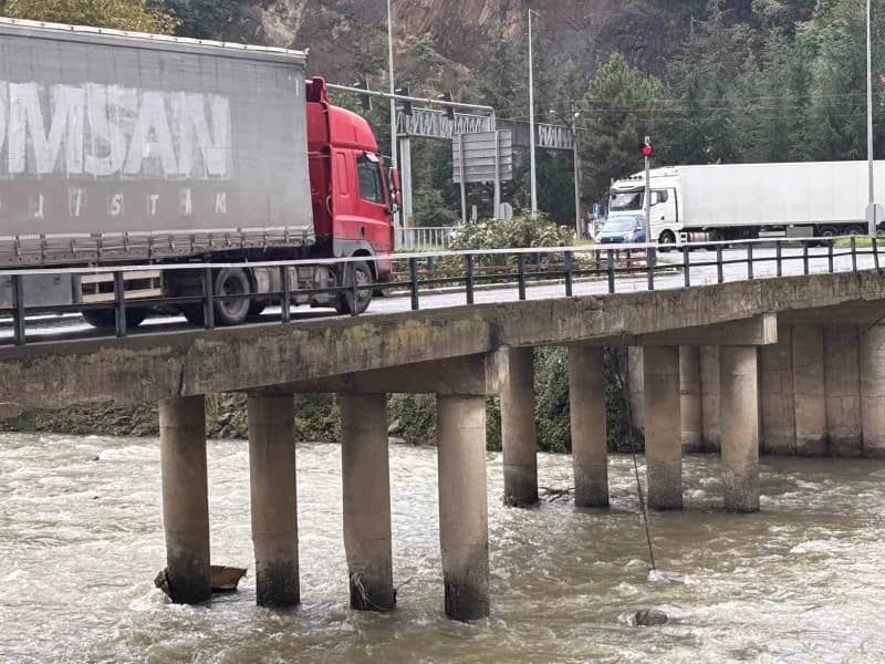 Trabzon’un Ortahisar ilçesinde yaklaşık 40 yıl önce yapılan köprünün dökülen betonları nedeniyle demirleri ortaya çıktı.