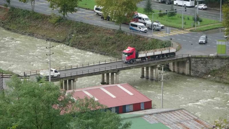 Trabzon’un Ortahisar ilçesinde yaklaşık 40 yıl önce yapılan köprünün dökülen betonları nedeniyle demirleri ortaya çıktı.