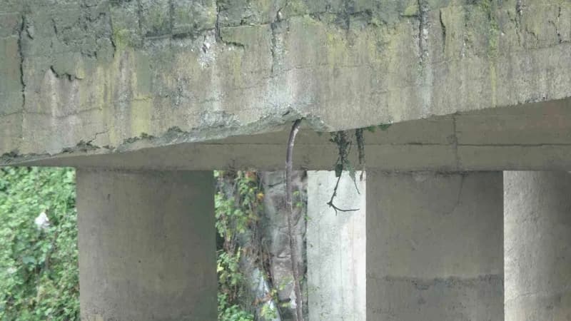 Trabzon Ortahisar ilçesinde 40 yıllık köprüde dökülen betonlar ve sarkan demirler