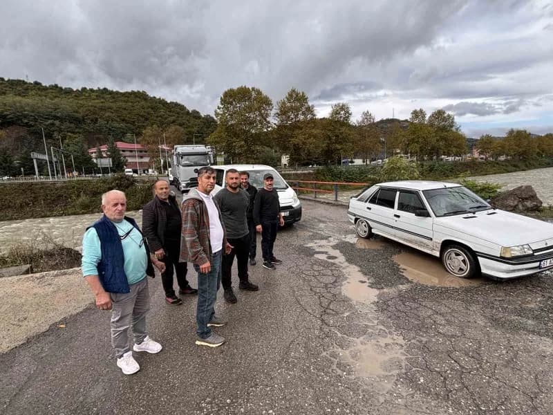 Araç geçişleri sırasında yaşanan sallantı mahalle sakinlerini tedirgin ediyor.