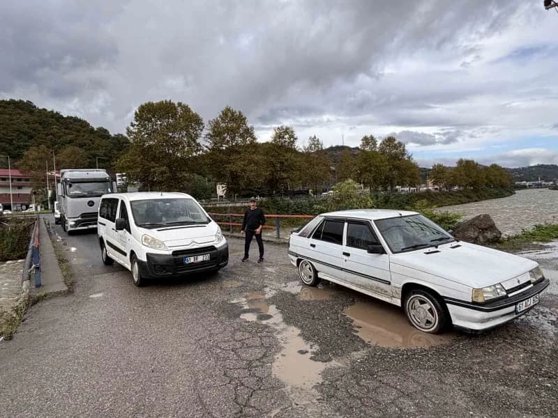 Araç geçişleri sırasında yaşanan sallantı mahalle sakinlerini tedirgin ediyor.