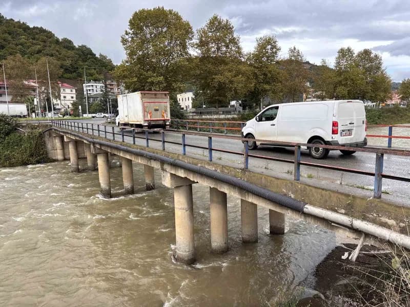 Trabzon’un Ortahisar ilçesinde yaklaşık 40 yıl önce yapılan köprünün dökülen betonları nedeniyle demirleri ortaya çıktı.