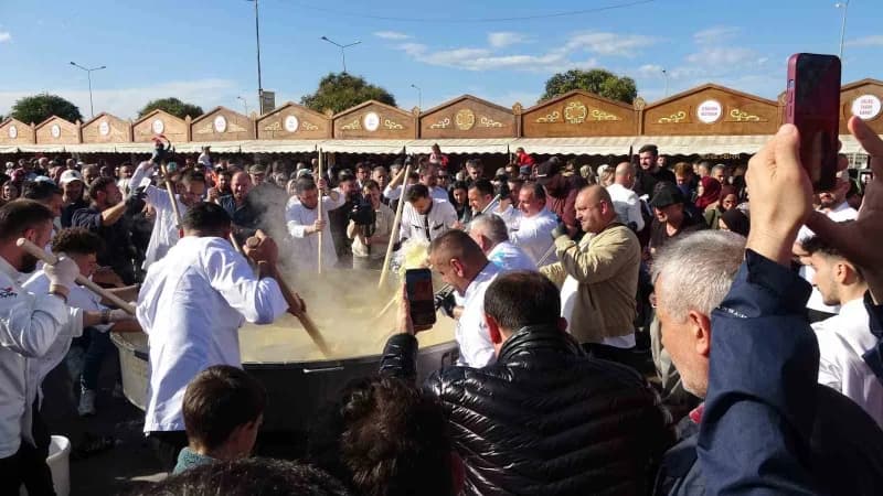 Trabzon Büyükşehir Belediyesi tarafından düzenlenen Gastronomi Festivaline binlerce kişi katılırken,