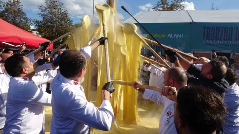 Trabzon Gastronomi Festivalinde dev tencerede pişirilen kuymak vinçle havaya kaldırılıyor