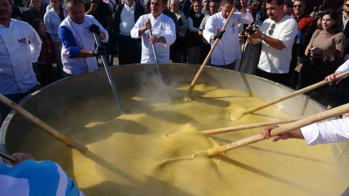 Trabzon Büyükşehir Belediyesi tarafından düzenlenen Gastronomi Festivaline binlerce kişi katılırken,