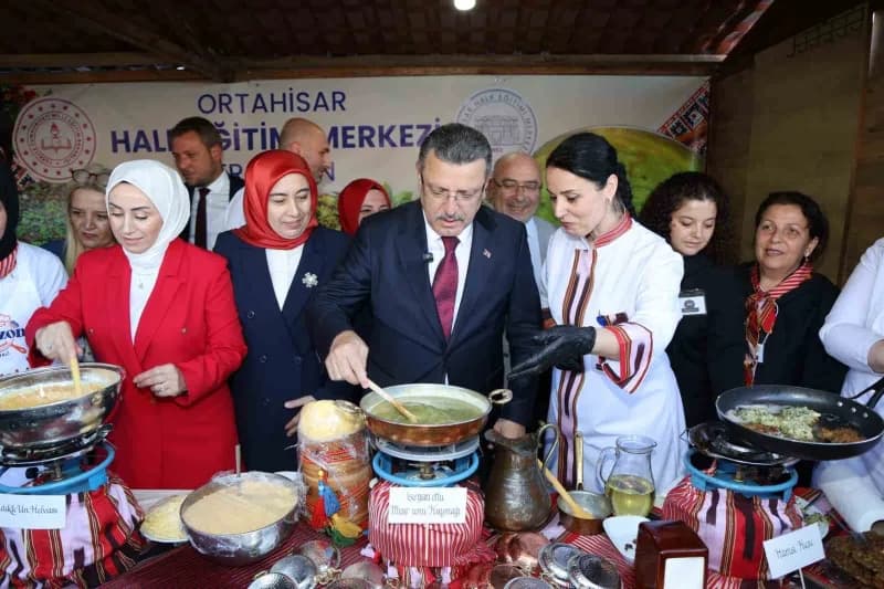 Trabzon Büyükşehir Belediye Başkanı Ahmet Metin Genç , stantları tek tek gezerek bilgi aldı.