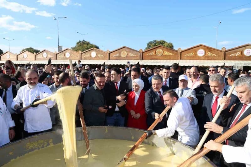Trabzon Büyükşehir Belediye Başkanı Ahmet Metin Genç ve protokol üyeleri de bir süre kuymağı karıştı