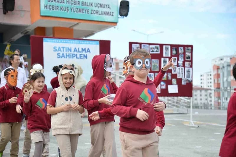 Trabzon Akçaabat Söğütlü İlkokulu'nda düzenlenen hayvan sevgisi etkinliğinde çocuklar ve arama kurtarma köpekleri