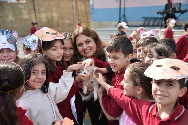 Trabzon'un Akçaabat ilçesi Söğütlü İlkokulu’nda miniklere Hayvan sevgisini aşılamak için bir etkinlik düzenlendi.