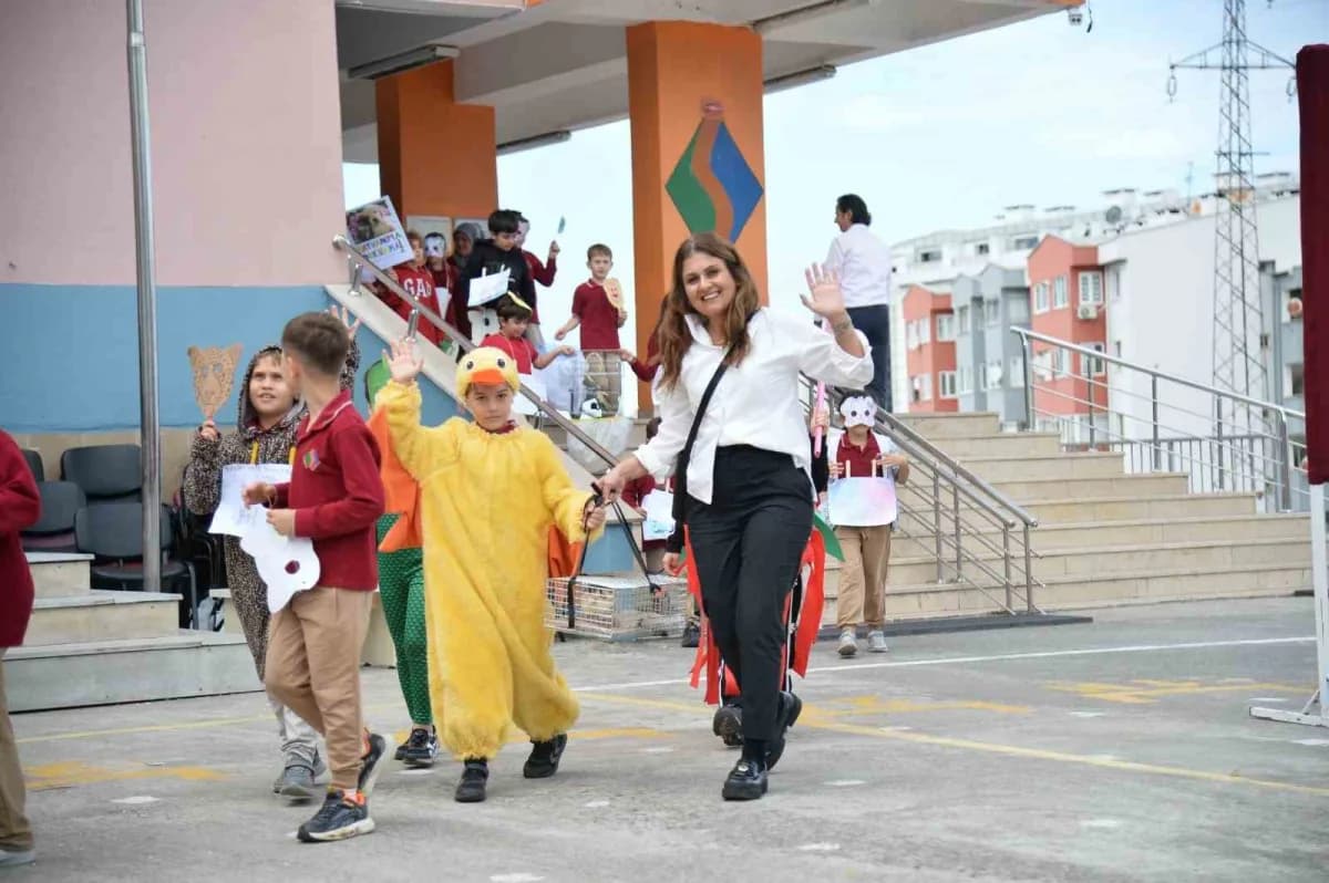 Trabzon'un Akçaabat ilçesi Söğütlü İlkokulu’nda miniklere Hayvan sevgisini aşılamak için bir etkinlik düzenlendi.