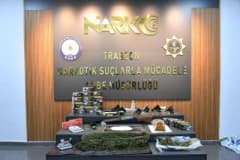 Trabzon’da narkotik ekiplerinin uyuşturucu operasyonu sırasında ele geçirilen maddeler ve silahlar