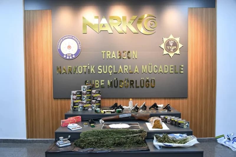 Trabzon’da narkotik ekiplerinin uyuşturucu operasyonu sırasında ele geçirilen maddeler ve silahlar