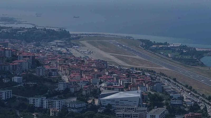 Trabzon’da yapılması planlanan Yeni Havalimanı projesinde deniz çalışmaları başladı. Proje kapsamında dolgu çalışmaları