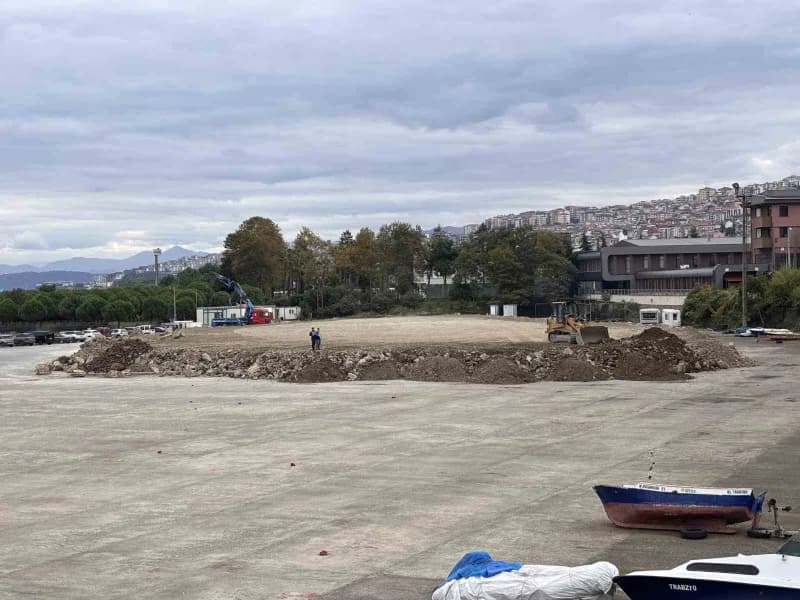 Trabzon’da yapılması planlanan Yeni Havalimanı projesinde deniz çalışmaları başladı. Proje kapsamında dolgu çalışmaları