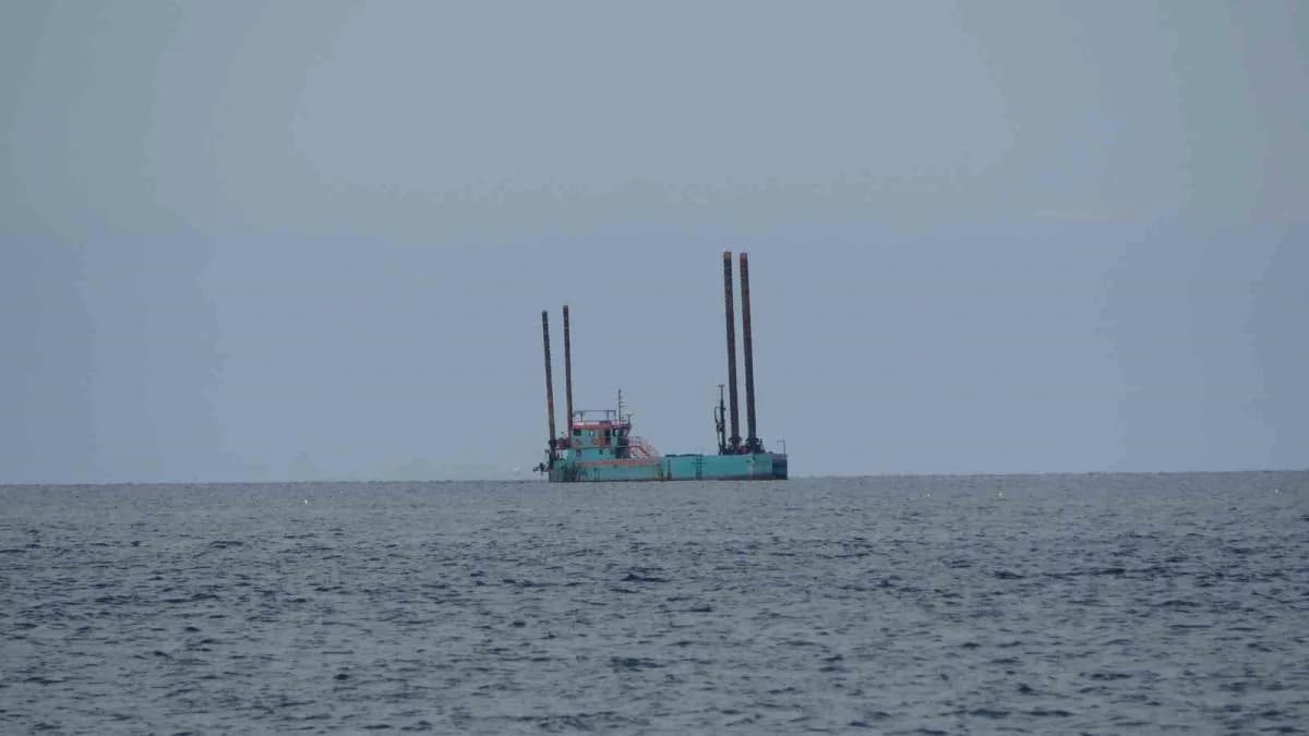 Trabzon yeni havalimanı inşaatında deniz üzerinde dolgu ve sondaj çalışmaları devam ediyor