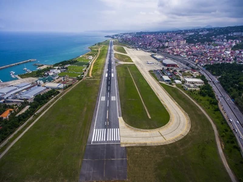 Trabzon’da yapılması planlanan Yeni Havalimanı projesinde deniz çalışmaları başladı. Proje kapsamında dolgu çalışmaları