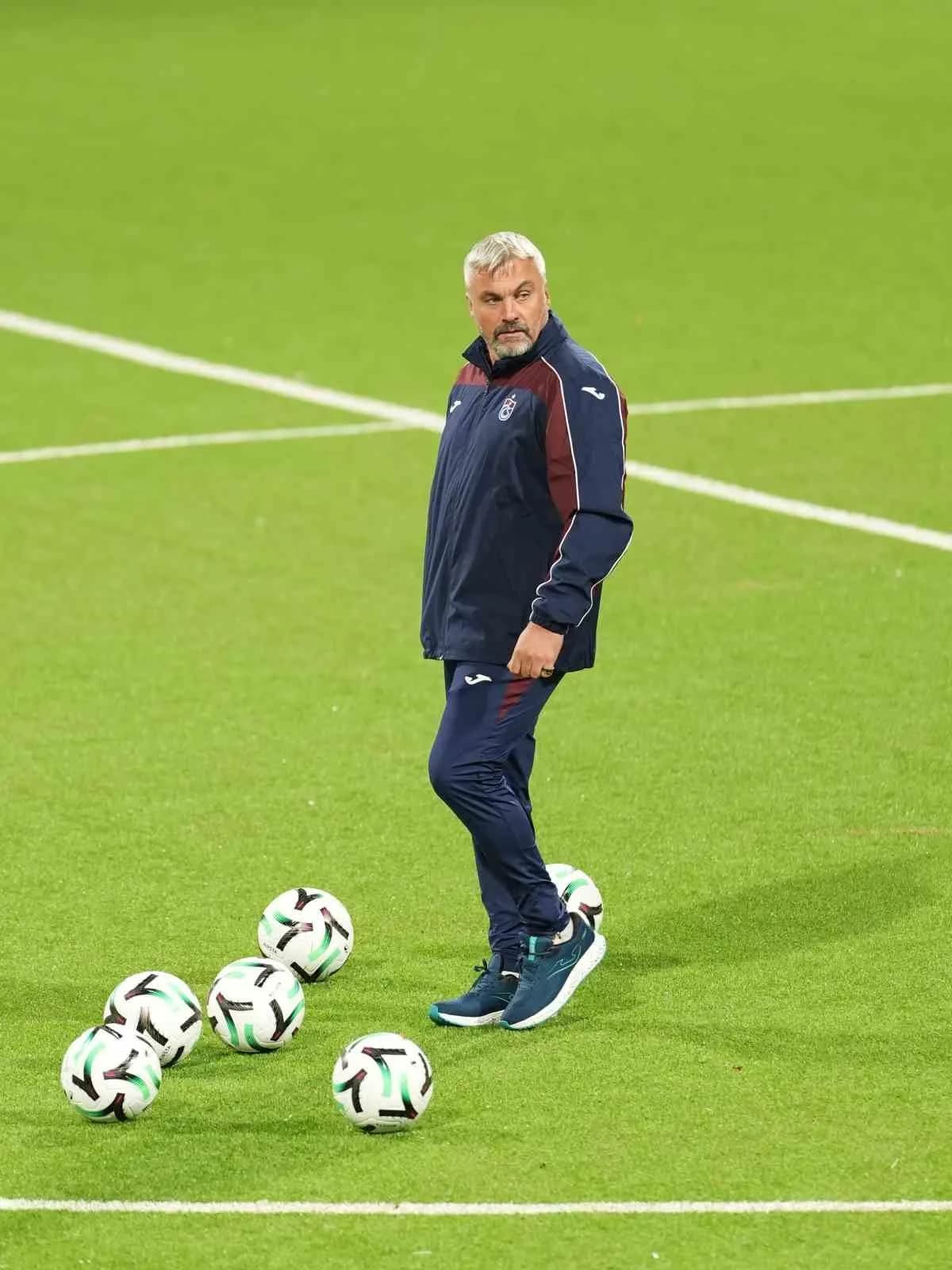 Thomas Reis yönetimindeki Trabzonspor futbolcuları maçta mücadele ediyor