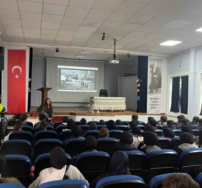 Kastamonu’nun Cide ilçesinde lise öğrencilerine yönelik "Trafikte saygı" semineri düzenlendi.