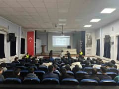 Kastamonu Cide ilçesinde lise öğrencilerine trafik güvenliği semineri veriliyor