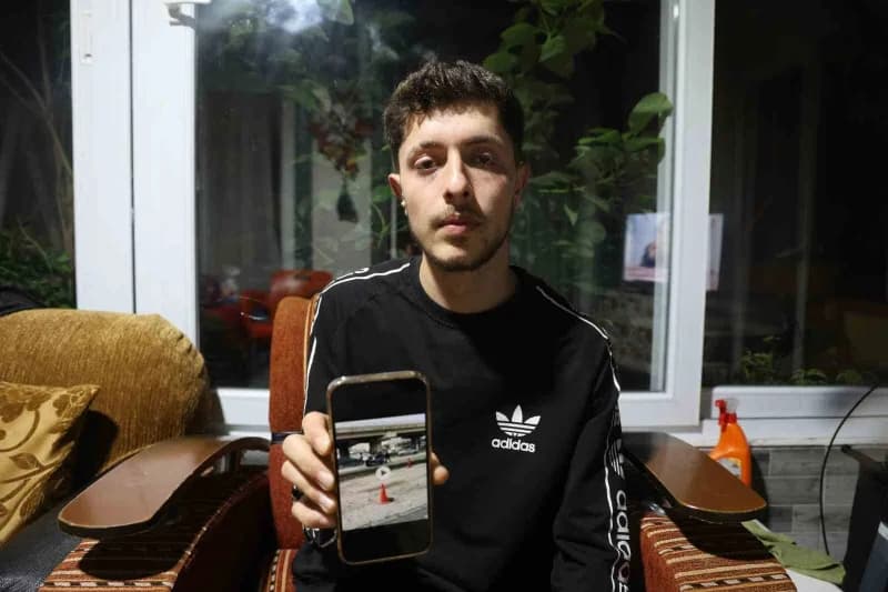 Hatay Defne ilçesinde motosiklet ve otomobil sürücüsü arasında sopalı kavga anı