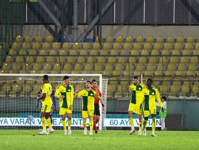 Trendyol 1. Lig'in 13. Haftasında Esenler Erokspor, konuk ettiği Ankara Keçiörengücü'nü 3-2'lik skor