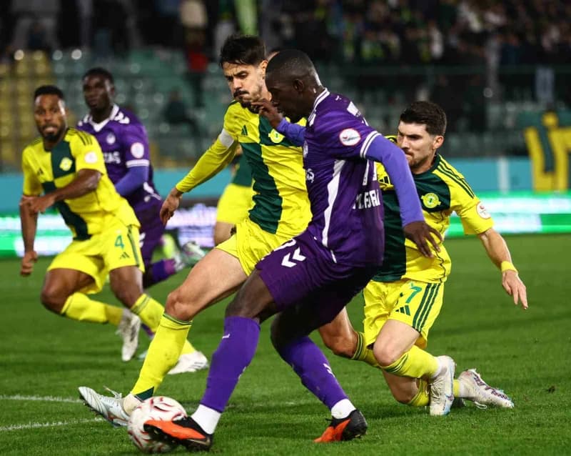 Trendyol 1. Lig'in 13. Haftasında Esenler Erokspor, konuk ettiği Ankara Keçiörengücü'nü 3-2'lik skor