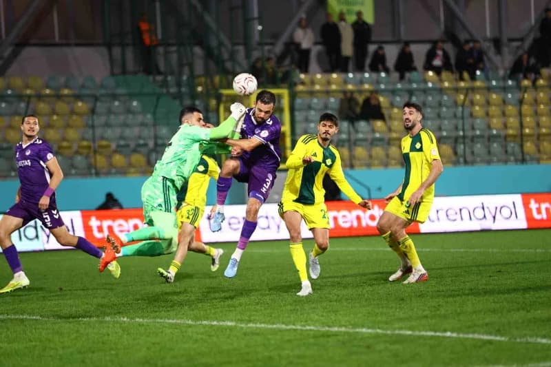 Trendyol 1. Lig maçında Esenler Erokspor ile Ankara Keçiörengücü futbolcuları mücadele ediyor