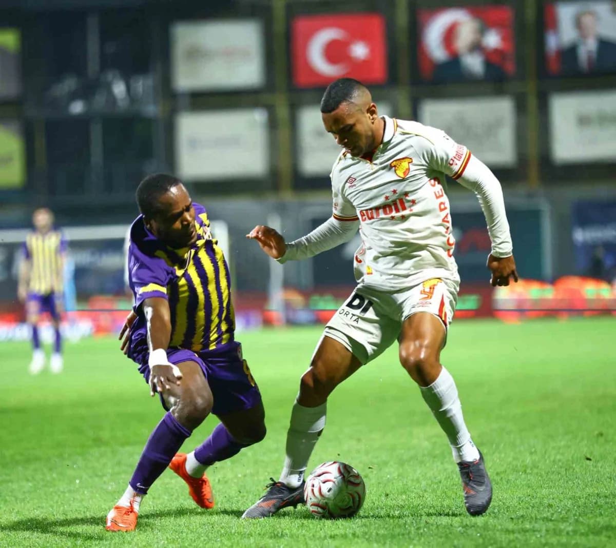 Trendyol Süper Lig’in 7. Haftasında Eyüpspor, Göztepe’yi konuk ediyor. Maçın ilk yarısı konuk ekibin 1-0 üstünlüğü ile s