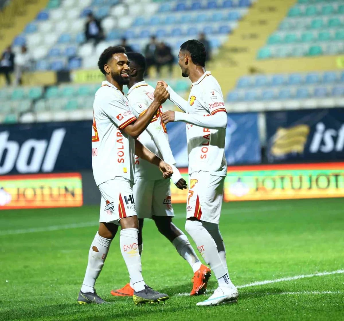 Trendyol Süper Lig maçında Eyüpspor ile Göztepe takımları Esenyurt Necmi Kadıoğlu Stadı'nda karşılaşıyor