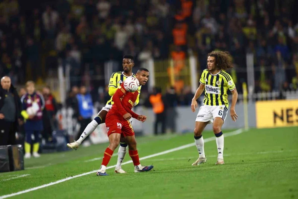 Trendyol Süper Lig'in 10. Haftasında Fenerbahçe, Göztepe'yi konuk ediyor. Mücadelenin ilk yarısı ev